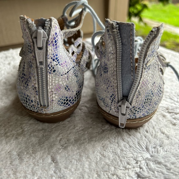 Earth gladiator style sandals leather elastic lace up with zipper back. Purple - Picture 4 of 8